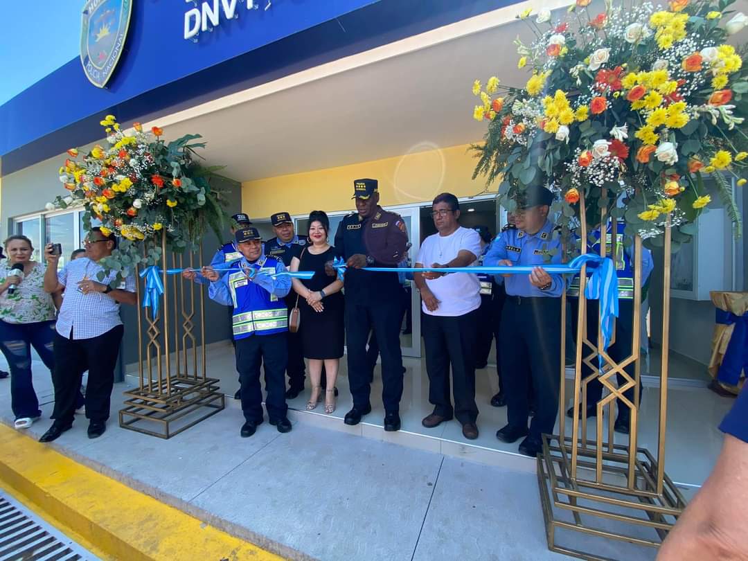 dnvt_honduras's tweet photo. #CorteDeCinta 📍
Funcionarios de La Policía Nacional, culminan con corte de cinta el inicio de importante proyecto, donde se inaugura las instalaciones donde se podrá realizar el proceso de emisión de permisos de conducir en la ciudad de #Choluteca. https://t.co/RdaQrrF6SD