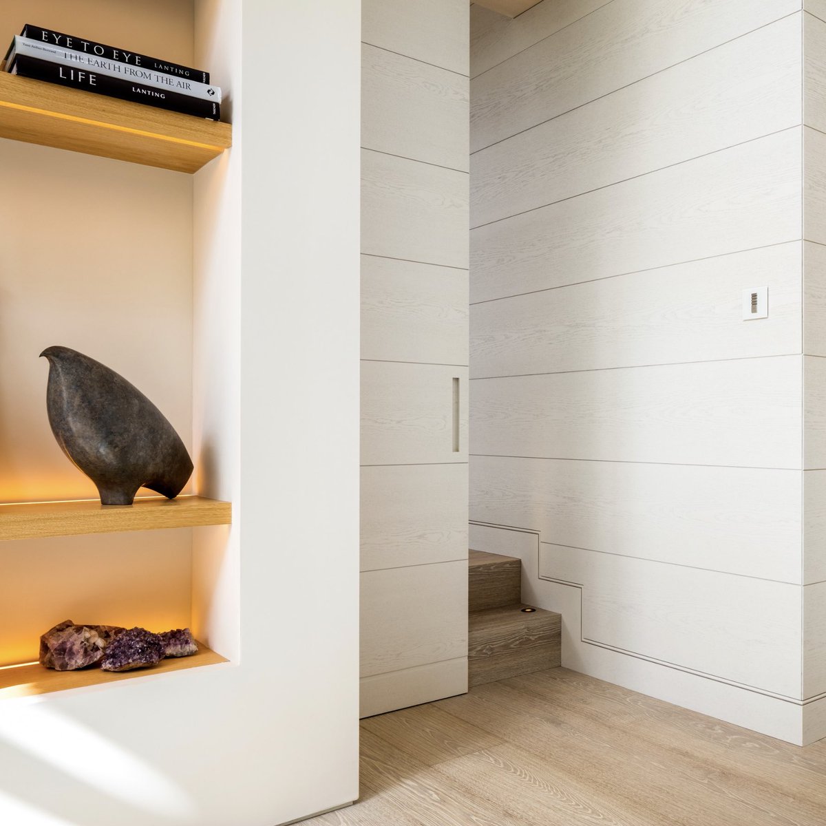 Kaizen_London's tweet image. The European brushed Oak adds a touch of elegance and creates uniformity to the interiors of this beautiful London home we worked on, which also includes integrated illuminated shelving to show off those prized possessions.

#panelling #interiordesign #interiordesignstudio