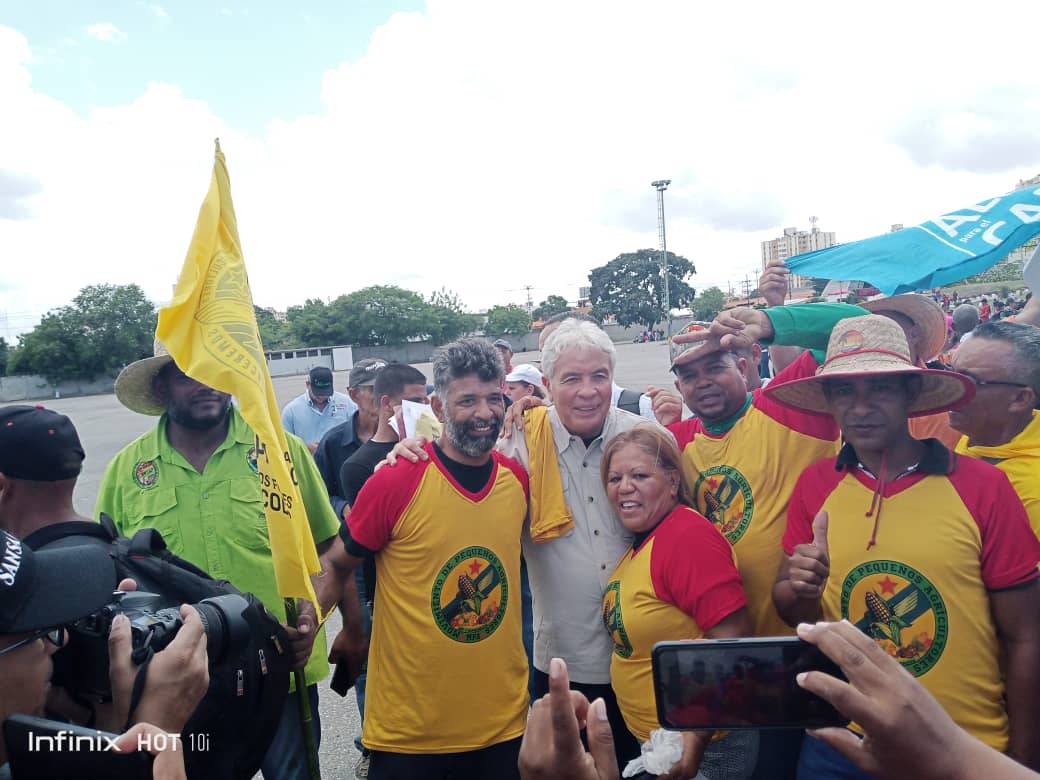 UemppatFalcon's tweet photo. El Ministro @wcastroPSUV ya se encuentra en #Barquisimeto, estado Lara, para participar en el Gran Congreso Campesino Pescadores y Productores del campo, mares, ríos y ciudad. Así fue su recibimiento https://t.co/JJyObT3QQh
