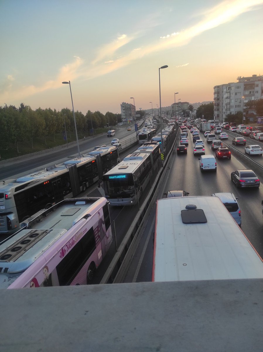 caglaayildizz's tweet photo. O kadar çok metrobüs var ki burda bile trafik var. Teşekkürler başkanım 😊 @ekrem_imamoglu https://t.co/gokMogQv8V