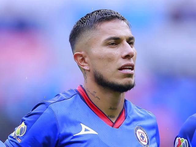 Leonlec's tweet photo. #CruzAzul 🚂

Carlos Salcedo ya entrenó este jueves al parejo de sus compañeros.

Está listo para jugar este sábado el Clásico ante América. Ya depende del técnico Joaquín Moreno si mantiene al “Titán” como titular.

@futpicante https://t.co/WCSBEhVNk9