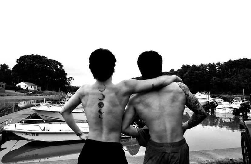 jiminin incecik beli.. o zarifligi.. jungkookun 2 metre sirti.. kurek gibi omuzlari.. yedi cihanda butun evrende jikook benim fav ship dynamic TAPIYORUM