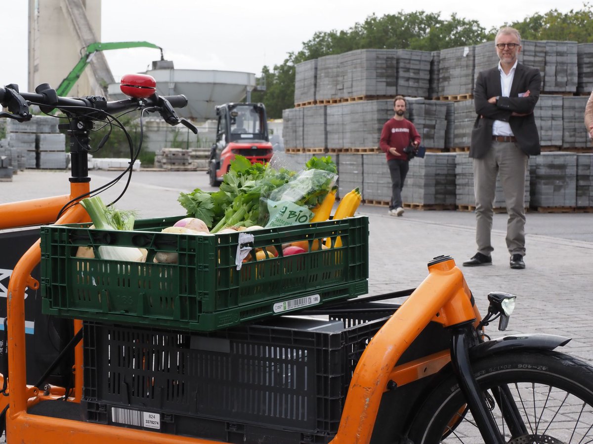 cinea_eu's tweet photo. 🙌⚓️We're at @PortdeBruxelles @HavenvanBrussel for #EU #H2020transport #IWnet 𝗱𝗲𝗺𝗼❗️
👍The tools developed by the project are linking inland waterway barges with @urbike_be cargo bikes for last mile deliveries🚢🚲
⏩ Result - less traffic & less CO₂. What's not to like 💚⁉️ https://t.co/Mehk5L5Jfg
