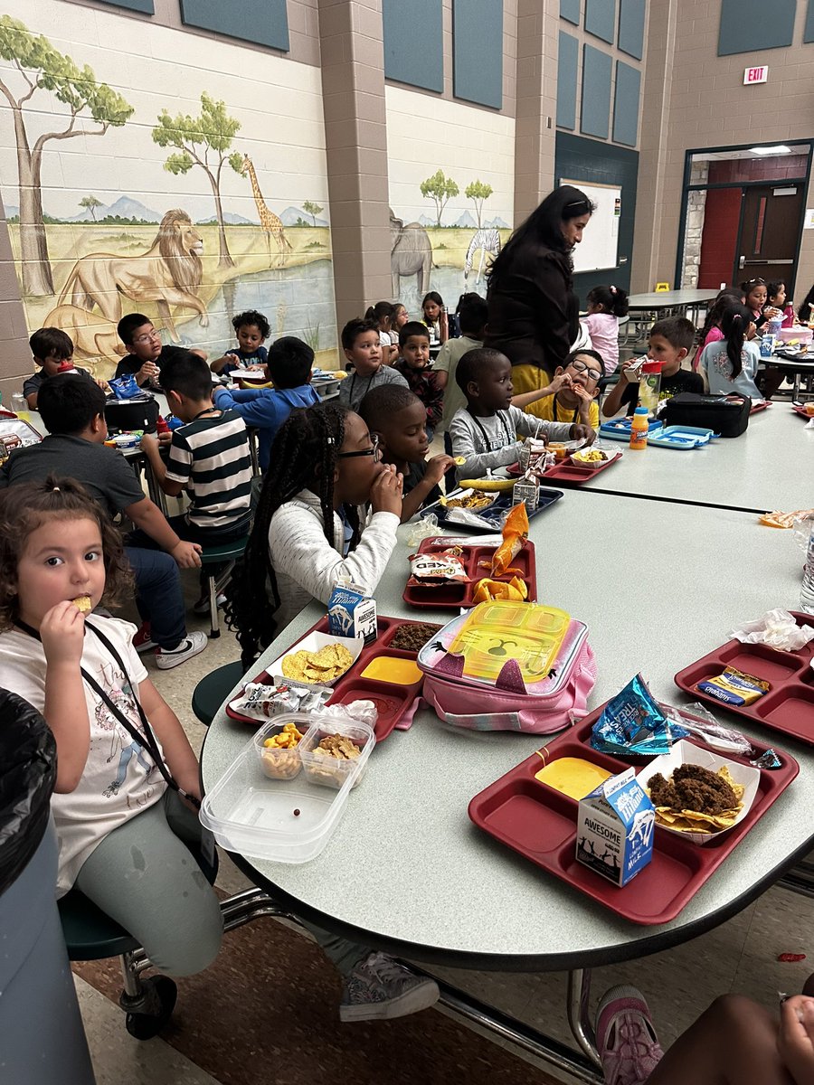 ElizabethFagen's tweet photo. Ok so I am in the cafe and a student is crying…Ms. Thomas goes over to help and learns he really wanted grapes 🍇— these incredible lunch ladies thought they were gone but dug through the fruit and found a bag for him! 👏🏼👏🏼👏🏼❤️ @HumbleISD_PLE @HumbleISD 💪🏼 https://t.co/oSggEIv2JZ