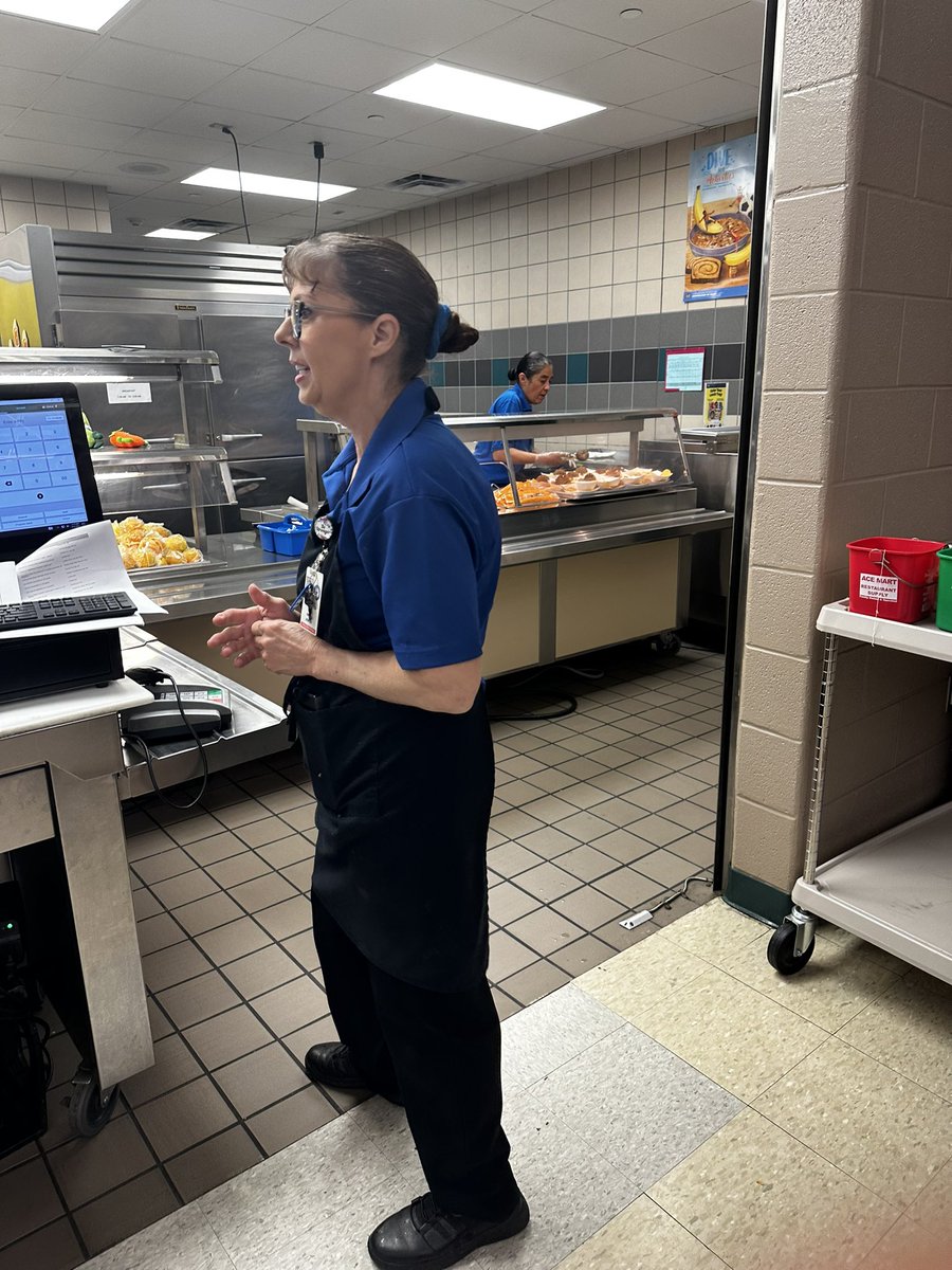 ElizabethFagen's tweet photo. Ok so I am in the cafe and a student is crying…Ms. Thomas goes over to help and learns he really wanted grapes 🍇— these incredible lunch ladies thought they were gone but dug through the fruit and found a bag for him! 👏🏼👏🏼👏🏼❤️ @HumbleISD_PLE @HumbleISD 💪🏼 https://t.co/oSggEIv2JZ
