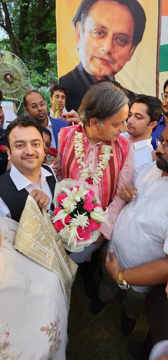 advocatecamohit's tweet photo. Presented Flower Bouquet to Dr Tharoor at his residence to congratulate him on his selection to the CWC Committee of Congress.
@ShashiTharoor #professionalforprogress
@ProfCongHaryana
@ProfCong https://t.co/PlkF5qFHqJ