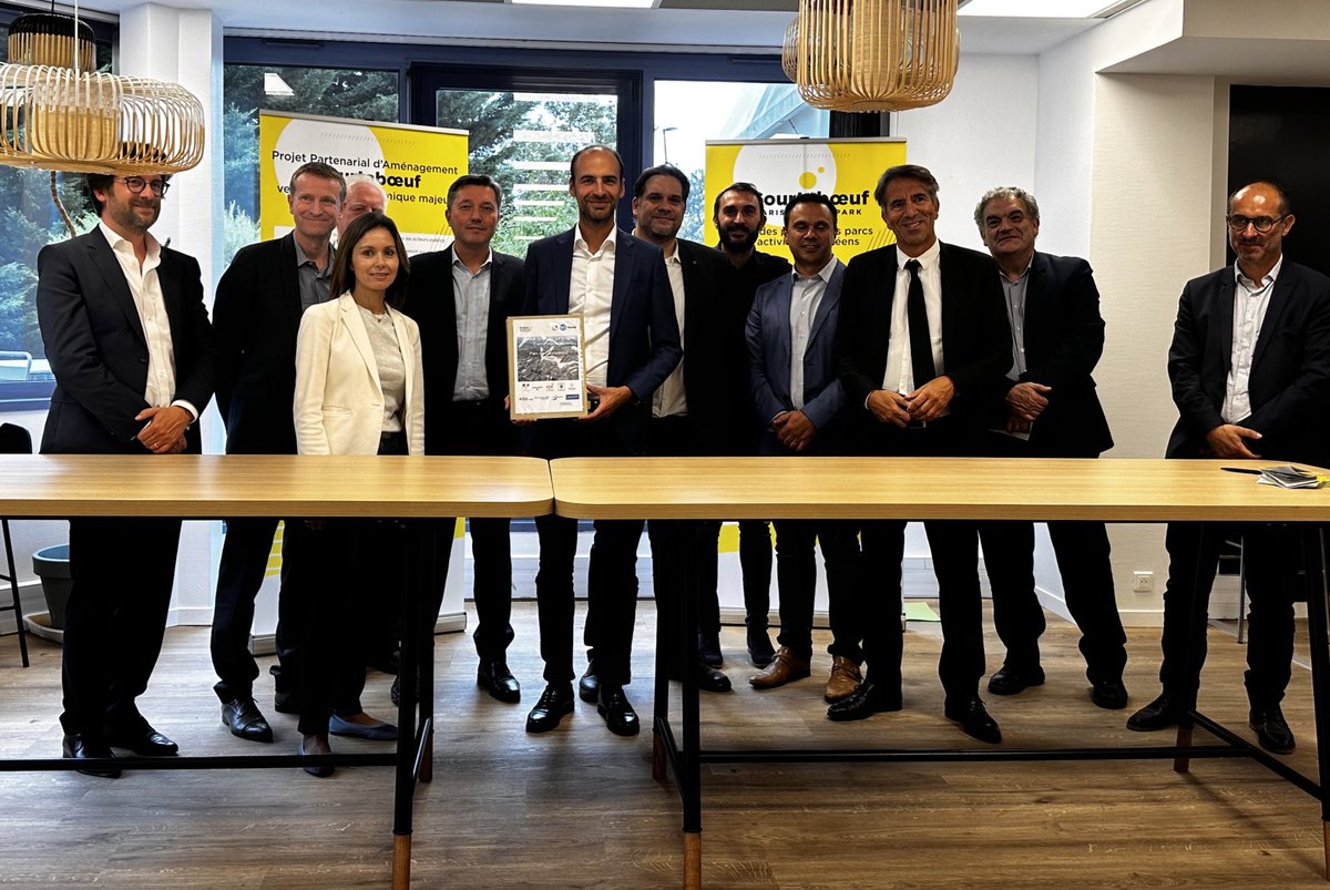 Signature du Projet Partenarial d’Aménagement de #Courtaboeuf : une première en France pour un parc d’activités, initiée par l’agglo et portée par un collectif. 44 actions et 5 axes prioritaires sur 10 ans. Objectifs : transition, développement, services et gestion partagés 1/3