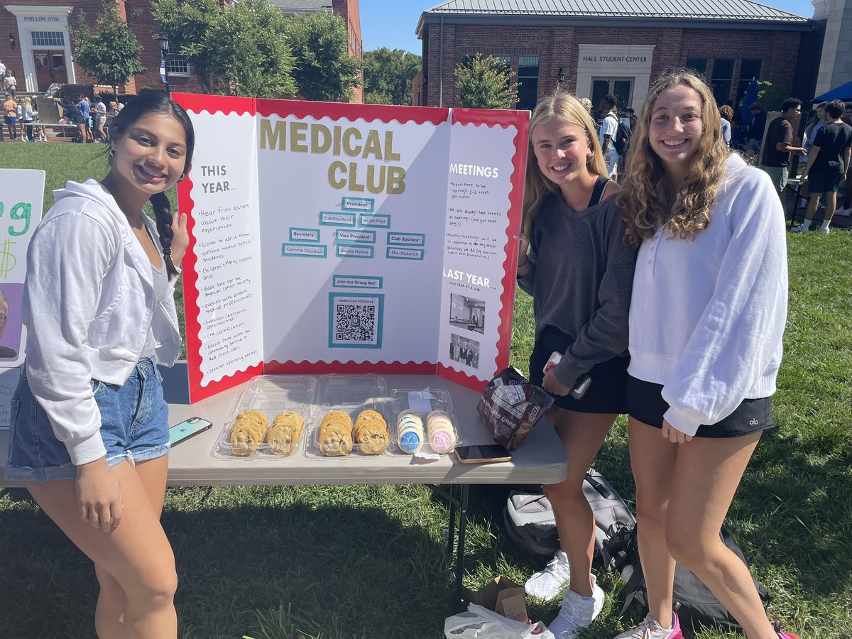 MhillMike's tweet photo. The weather today was perfect for our Upper School Club Fair. Students learned about the many clubs and organizations on campus. Let’s go, Raiders! https://t.co/YBGqVNhFq9