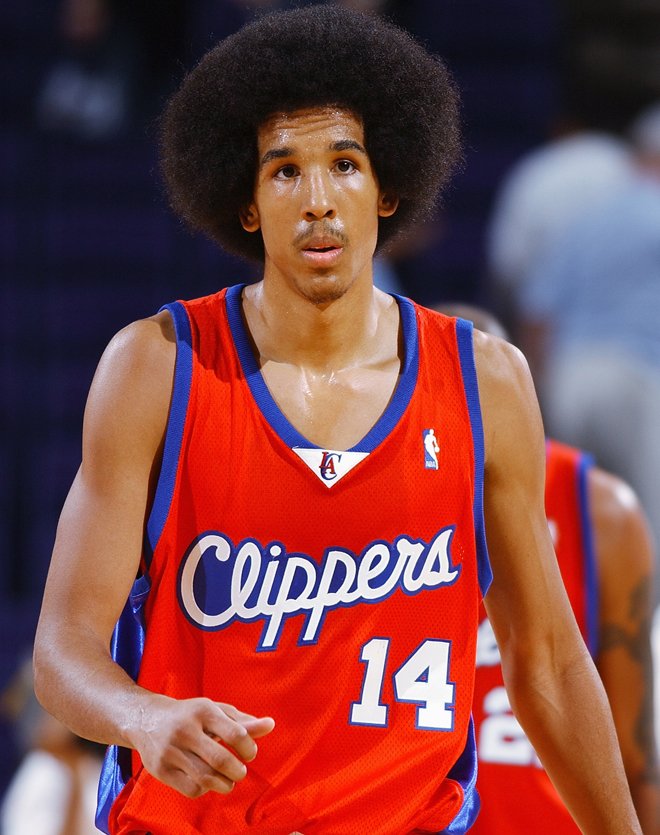 Sirva este tuit para rendir homenaje a Shaun Livingston.
Shaun llegó a la NBA (Clippers) en el año 2004 directamente desde el instituto.Era una estrella en High School. 
A Livingston le comparaban con Magic Johnson. Había motivos: 
Era un base de más de dos metros con carencias