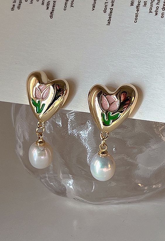 Tulip engraved heart earrings 🌷