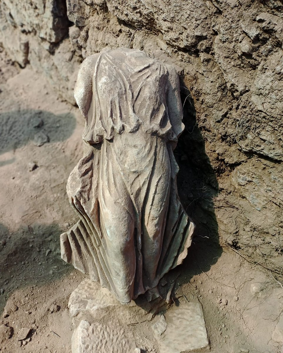 Syedra Antik Kenti kazılarında, ikinci kez Nike (Zafer Tanrıçası) heykeli bulundu. 83 cm yüksekliğindeki heykel MS 2. yüzyıla tarihlendirilmekte.

@kazardb
<a href="/ErgurerErtug/">SYEDRA. SRMKA. ERTUĞ</a>

Kaynak : Kazılar ve Araştırmalar Dairesi Başkanlığı