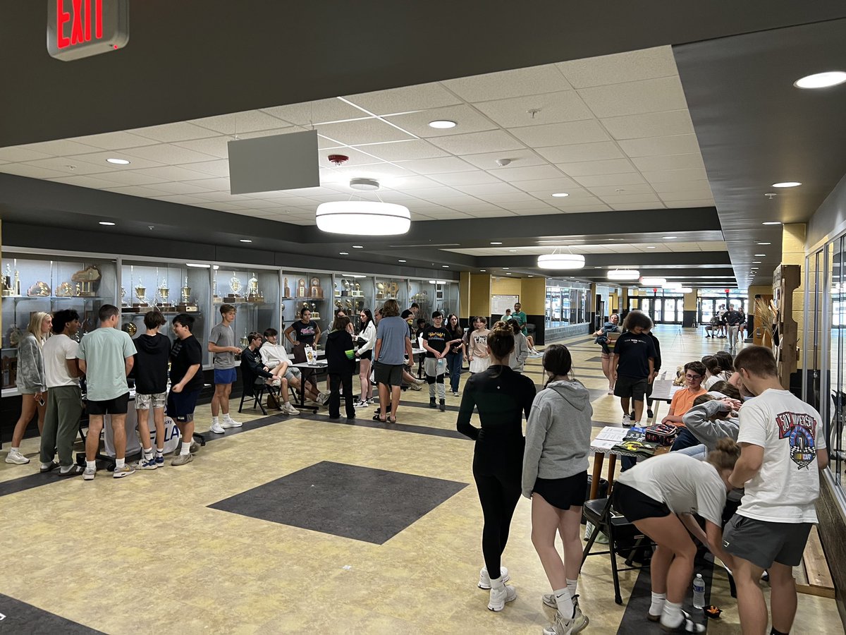 TonyJarvis_MHS's tweet photo. To be fair, we had our annual MHS club & activity fair today during lunches. The purpose is to connect students with representatives of those groups to enhance their MHS experience and support one another. ππ»to all involved! #MurraySchools #MHS_WeGetTo https://t.co/u01mt0vNBP