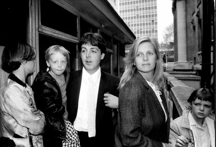 dailyeastman's tweet photo. linda mccartney and her family attending the wedding of ringo starr and barbara bach. april 27, 1981. https://t.co/vyj9QGn4qk