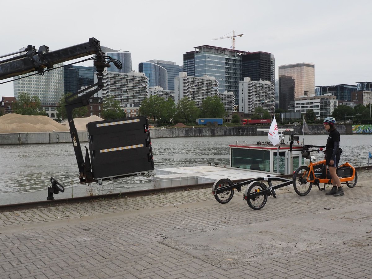 cinea_eu's tweet photo. 🙌⚓️We're at @PortdeBruxelles @HavenvanBrussel for #EU #H2020transport #IWnet 𝗱𝗲𝗺𝗼❗️
👍The tools developed by the project are linking inland waterway barges with @urbike_be cargo bikes for last mile deliveries🚢🚲
⏩ Result - less traffic & less CO₂. What's not to like 💚⁉️ https://t.co/Mehk5L5Jfg