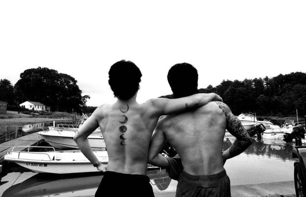 JK_JK_JK_JJK's tweet photo. この右が25歳でさっき見たマジシャンが26歳ってどうなってんだよ時空は！！！ https://t.co/iLtis6S8FF