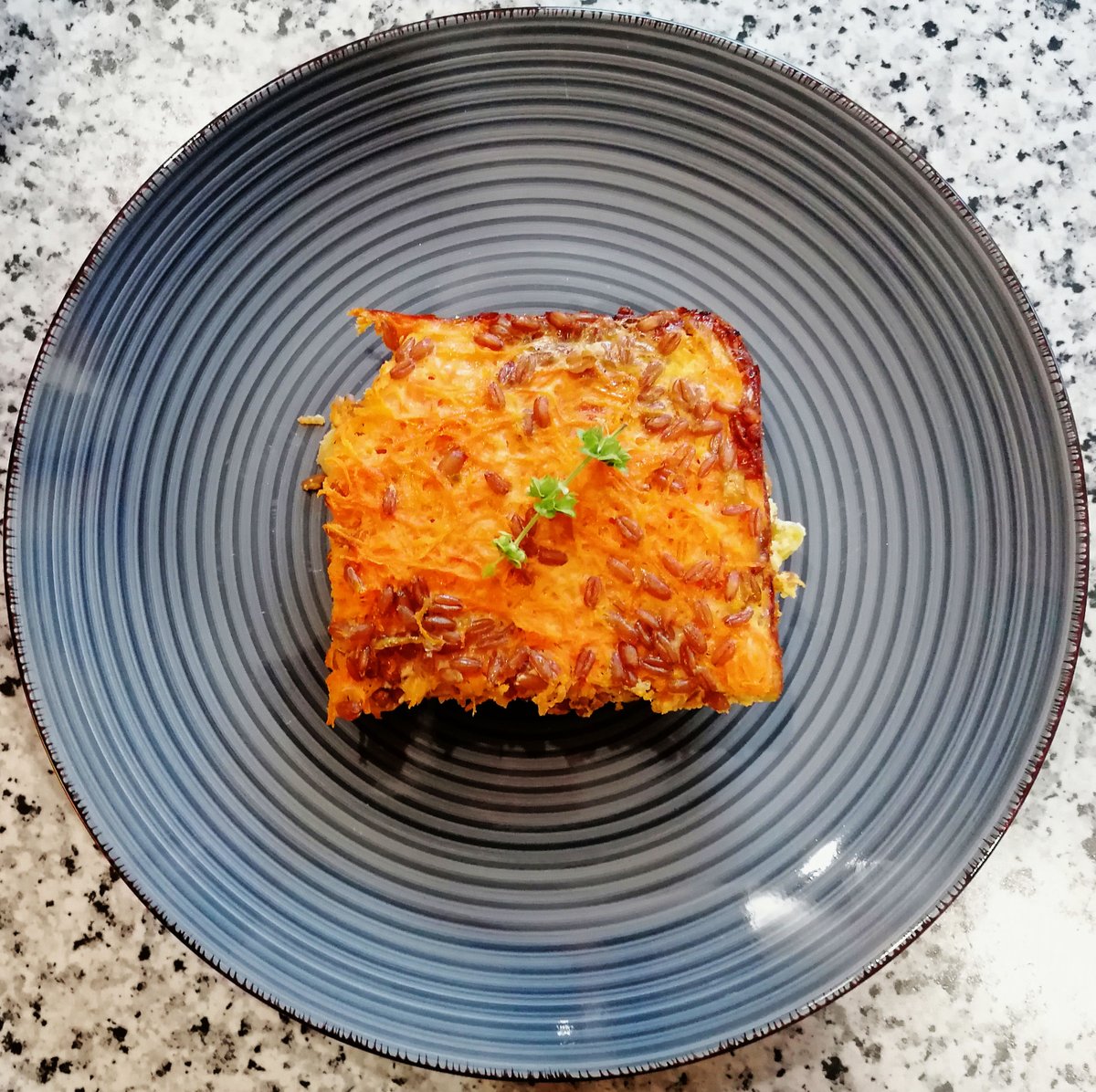 MikeKocht's tweet photo. Wieder einmal #Auflauf #Twooking
Mit #Dinkel, #Karotten (#Möhren) und #Pfefferoni
#Sauerrahm (#Schmand), #Ei und #Mozzarella zur Bindung
Achtung: Könnte zu einem #Menschenauflauf führen! ;-)
https://t.co/ddO9VweYRW https://t.co/ycTRle5CAV