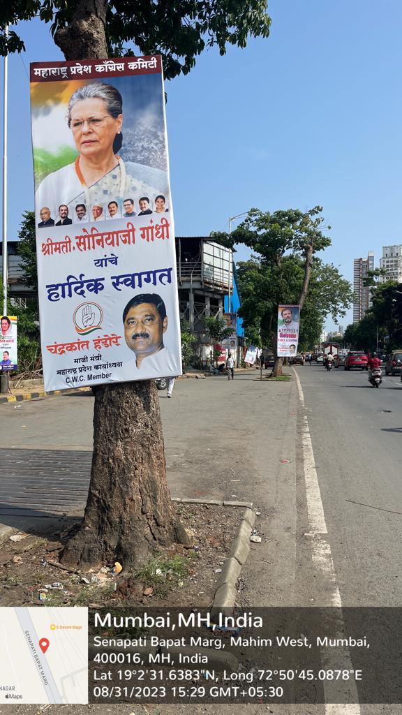 citizen_3690's tweet photo. unauthorized beners henging on trees and traffic signal by some political party's ...they damaging trees by metal wires.  also hiding traffic visibility.  please take action immediately 
@mybmc @mieknathshinde @mybmcWardGS @MTPHereToHelp @Dev_Fadnavis https://t.co/4DVC4K43dB