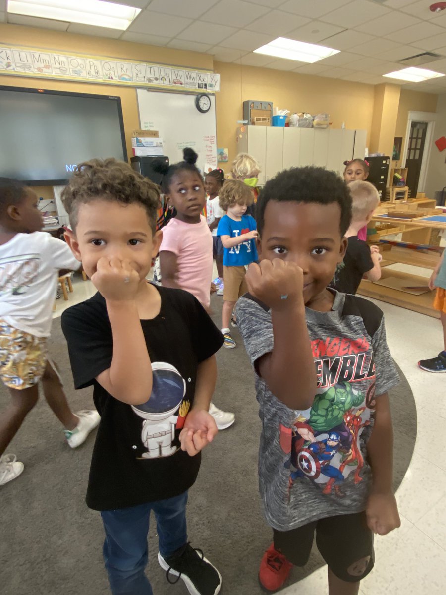 AudubonCharter's tweet photo. Can you WRITE with your RIGHT hand or your LEFT? Ms. Tasha’s Rarebirds did a fun exercise to learn their right hands from their left! 👐👉👈🫶
#righthanded #righthander #lefthanded #lefthanders #writing #leftsandrights #leftie #rightie #learningtowrite #earlylearning https://t.co/u74RoJIn9P