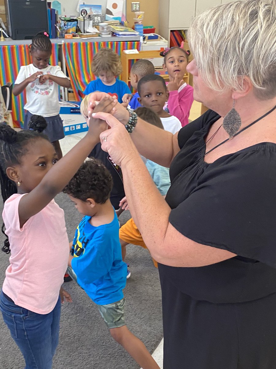 AudubonCharter's tweet photo. Can you WRITE with your RIGHT hand or your LEFT? Ms. Tasha’s Rarebirds did a fun exercise to learn their right hands from their left! 👐👉👈🫶
#righthanded #righthander #lefthanded #lefthanders #writing #leftsandrights #leftie #rightie #learningtowrite #earlylearning https://t.co/u74RoJIn9P
