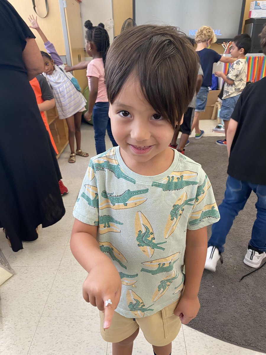AudubonCharter's tweet photo. Can you WRITE with your RIGHT hand or your LEFT? Ms. Tasha’s Rarebirds did a fun exercise to learn their right hands from their left! 👐👉👈🫶
#righthanded #righthander #lefthanded #lefthanders #writing #leftsandrights #leftie #rightie #learningtowrite #earlylearning https://t.co/u74RoJIn9P