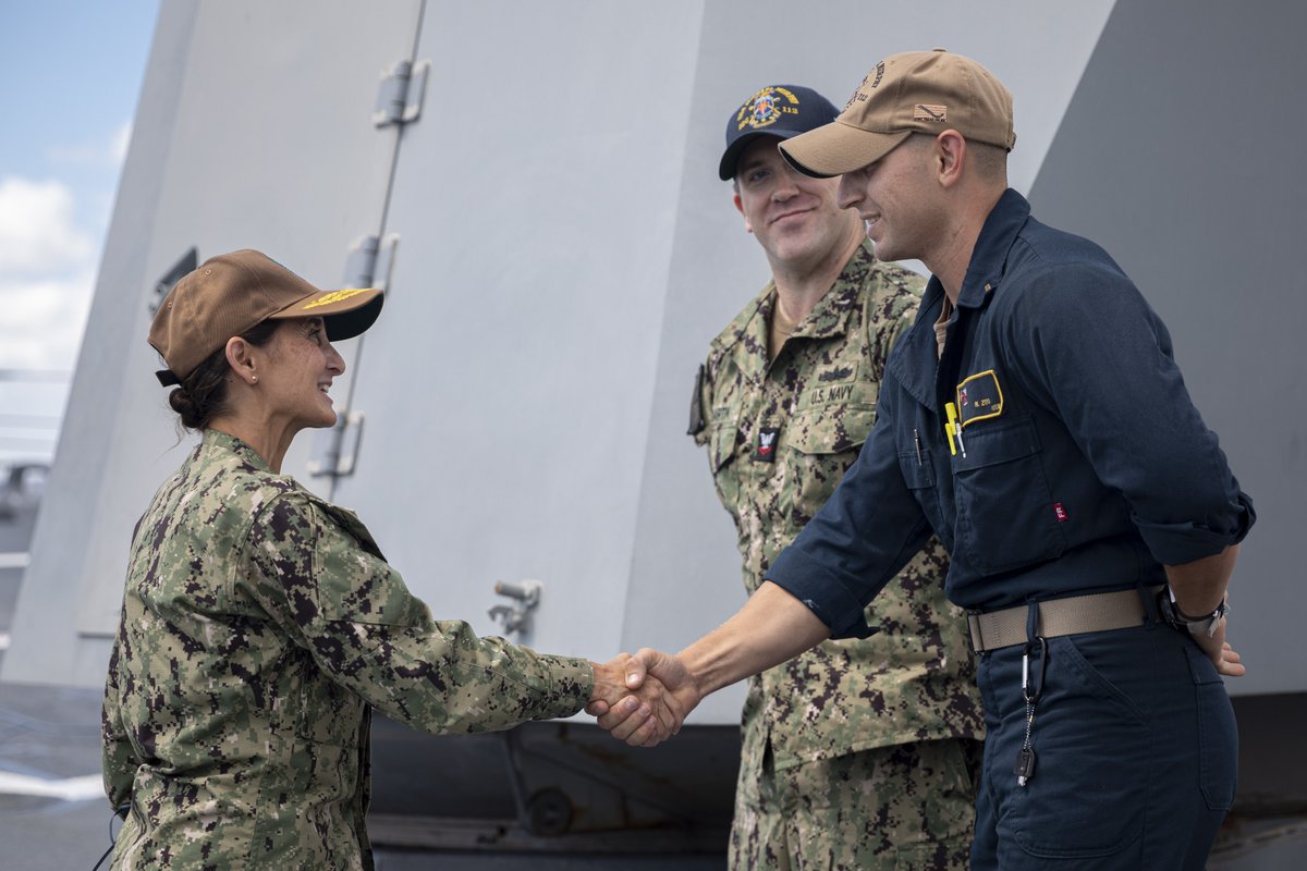 SurfaceWarriors's tweet photo. โ#SWOBOSS on the Waterfront๐บ๐ธ
Rear Adm. Yvette Davids, acting Commander, Naval Surface Forces and acting Commander, Naval Surface Force, U.S. Pacific Fleet, visits with Sailors aboard the Arleigh Burke-class guided-missile destroyer USS Michael Murphy (DDG 112). https://t.co/NBvcblWJKY
