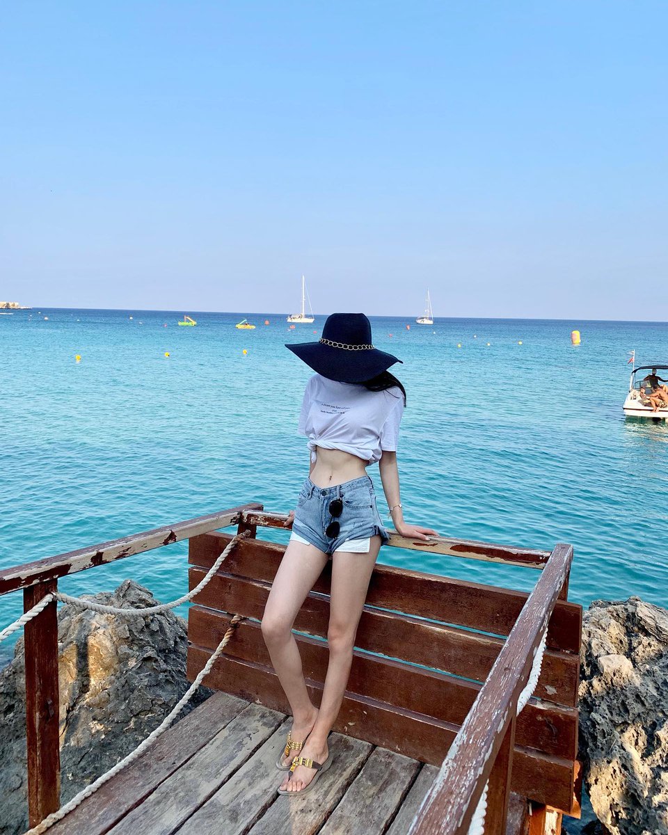 Style is knowing who you are, what you want to say, and not giving a damn.😊