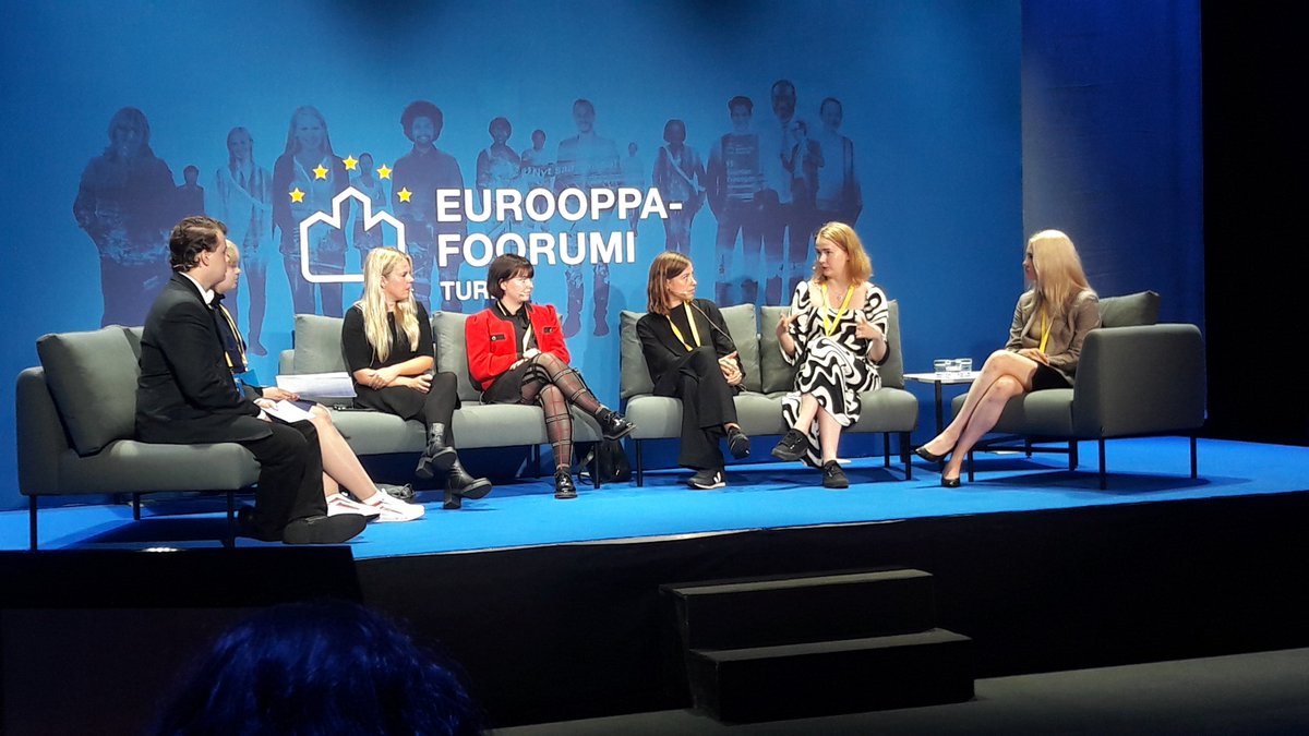 Köysiteatterissa puhutaan siitä, kuinka saada nuoret luottamaan EU:n tulevaisuuteen ja miten nuoret otetaan mukaan EU-keskusteluun.
<a href="/JEFTurku/">Turun Eurooppanuoret</a> paneelissa puhuvat <a href="/liandersson/">Li Andersson</a>, <a href="/alviinaalametsa/">Alviina Alametsä</a>, <a href="/AmandaAlvesalo/">Amanda Alvesalo</a>, <a href="/EmiliaUljas/">Emilia Uljas</a> ja <a href="/ellasiltanen/">Ella Siltanen</a>.
#Eurooppafoorumi #EuropeForum