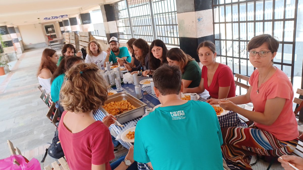 AD_eS_So's tweet photo. Stamattina i campisti sono stati in giro per Genova per vedere alcuni dei #beniconfiscati in gestione ad associazioni del territorio e conoscerne le storie.
Pranzo con Rodrigo del Cesto e poi a conoscere i volontari di Enigmalavita e provare la loro meravigliosa Escape Room! https://t.co/fGsROlZkxJ