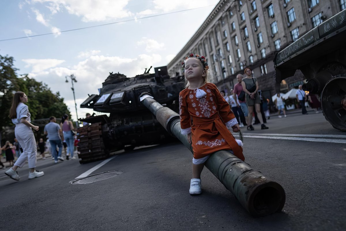 🇺🇦Little girl on Independence day in Kyiv #Ukraine 📷Evgeniy Maloletka