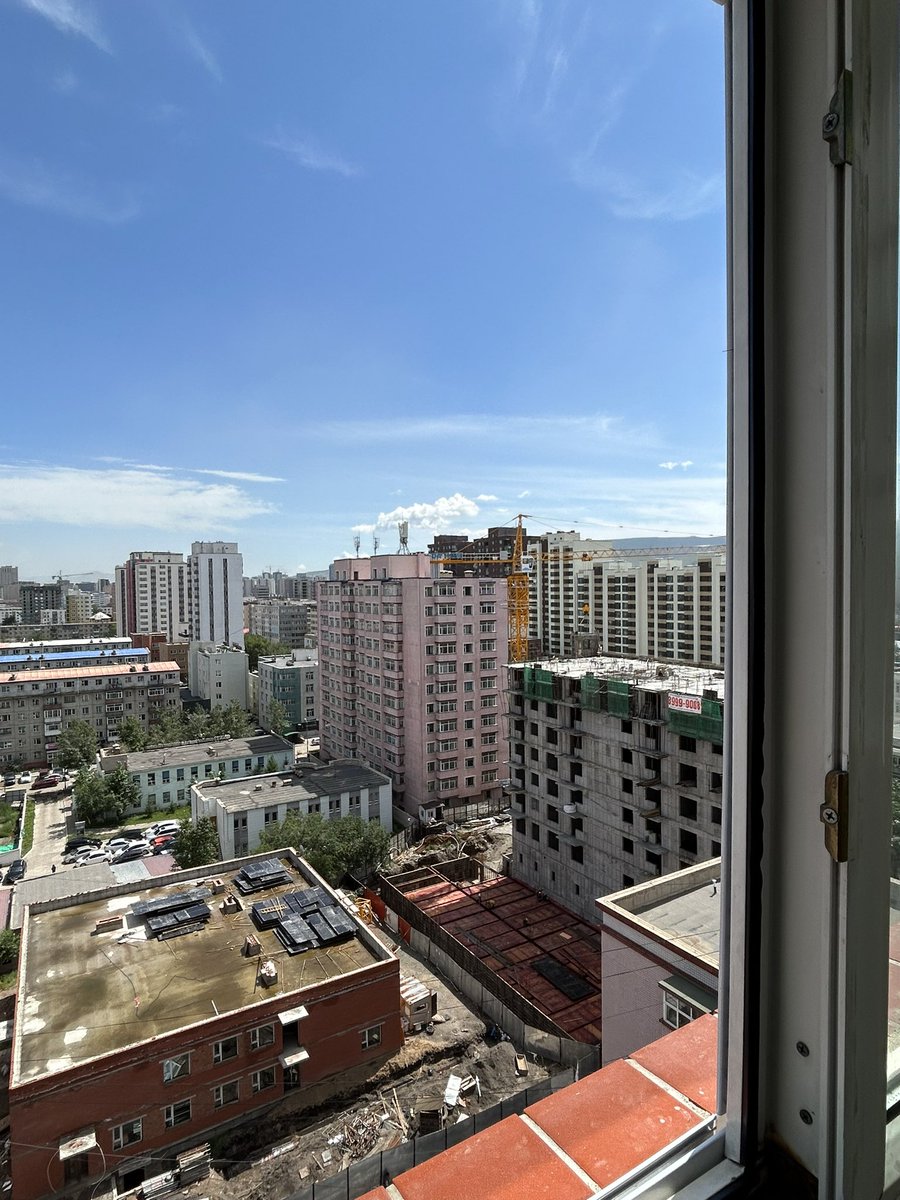 Энэ 2 давхар цэцэрлэг барих гээд 5-6 жил гаруй дуусдаггүй ч хүүхэд тоглох талбайнаас нь хумсалсан өндөр сууц 2 зуны дотор суга өсөж байна. (Богд-Ар хороолол)