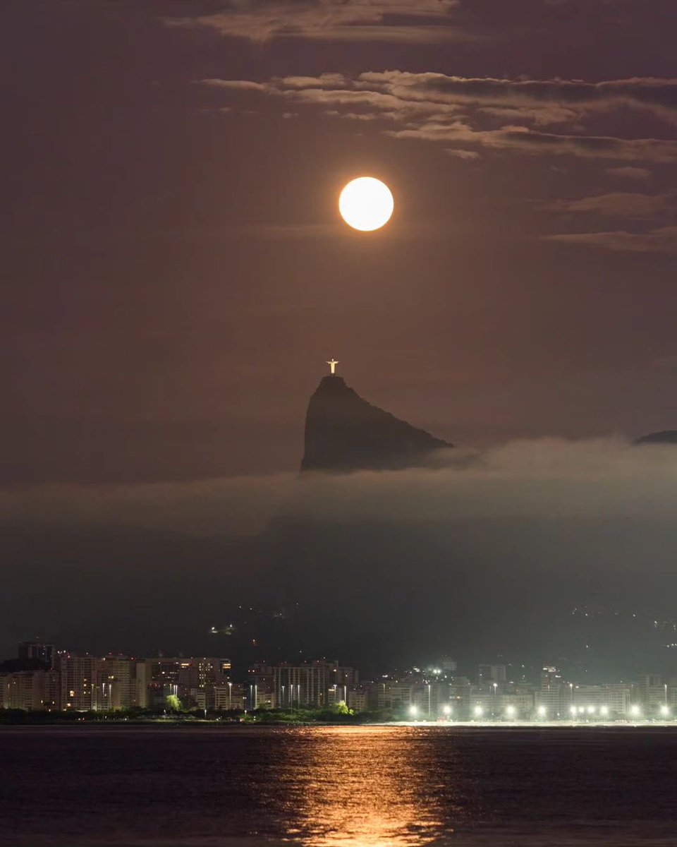 choquei's tweet photo. 🚨VEJA: O fotógrafo Leonardo Sens registrou a superlua de ontem (31/08) junto ao Cristo Redentor. https://t.co/YFyAdHvGQj