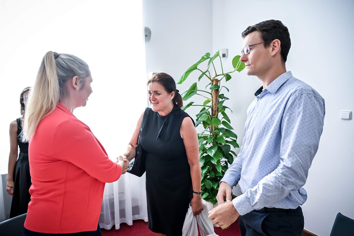 H_Langsadlova's tweet photo. Dnes jsem ve @strakovka přivítala mladé a perspektivní vědce, kteří uspěli v interní soutěži @UniKarlova Primus. Ta je určena pro špičkové vědce, kteří zakládají své skupiny. Vyslechla jsem od nich mnoho podnětů, které vyplývají i z jejich zahraničních zkušeností, velmi za ně děkuji.