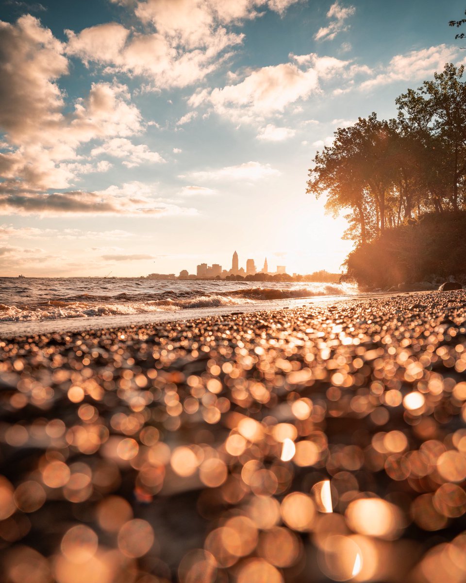 GabeWasylko's tweet photo. Thursday’s Gold Coast Sunrise in Cleveland, OH https://t.co/WyI7v31Bey