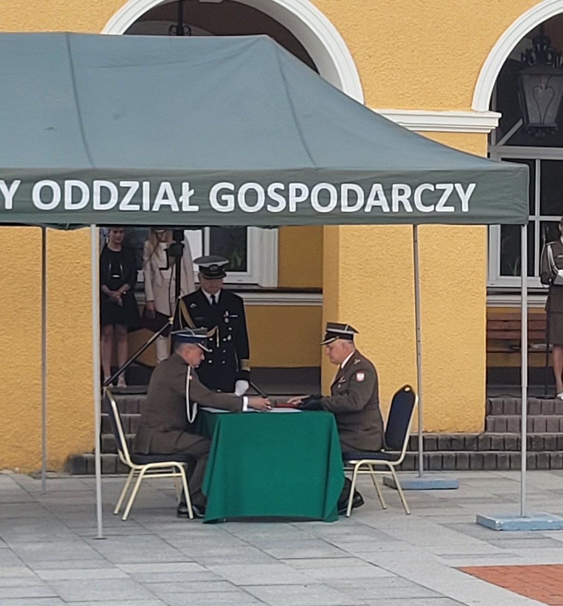 WCR_Zamosc's tweet photo. Coś się kończy Coś się zaczyna...
#WCRZamość dziękuje Panu Komendantowi ppłk Jerzemu Muzyce za trud wspólnej służby dla Garnizonu Zamojskiego. 
Życzymy jeszcze wielu pięknych chwil w dalszej służbie dla Polski🇵🇱
#WojskoPolskie #32WOG #ZostanZolnierzem #NATO https://t.co/mjD9uprItz