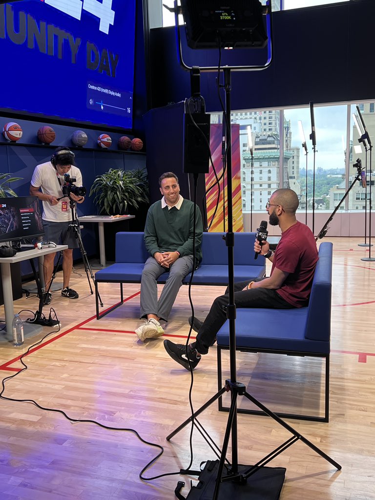 الحمدلله في هذي السفرة قدرنا نوضح ان في مجتمع عربي مهتم بهذي اللعبة 
وشرحت لهم اهمية تعريب اللعبة 

صحيح هذي النسخة مافيها عربي ولكن متفائل بتعريب النسخة القادمة باذن الله 
#NBA2K24