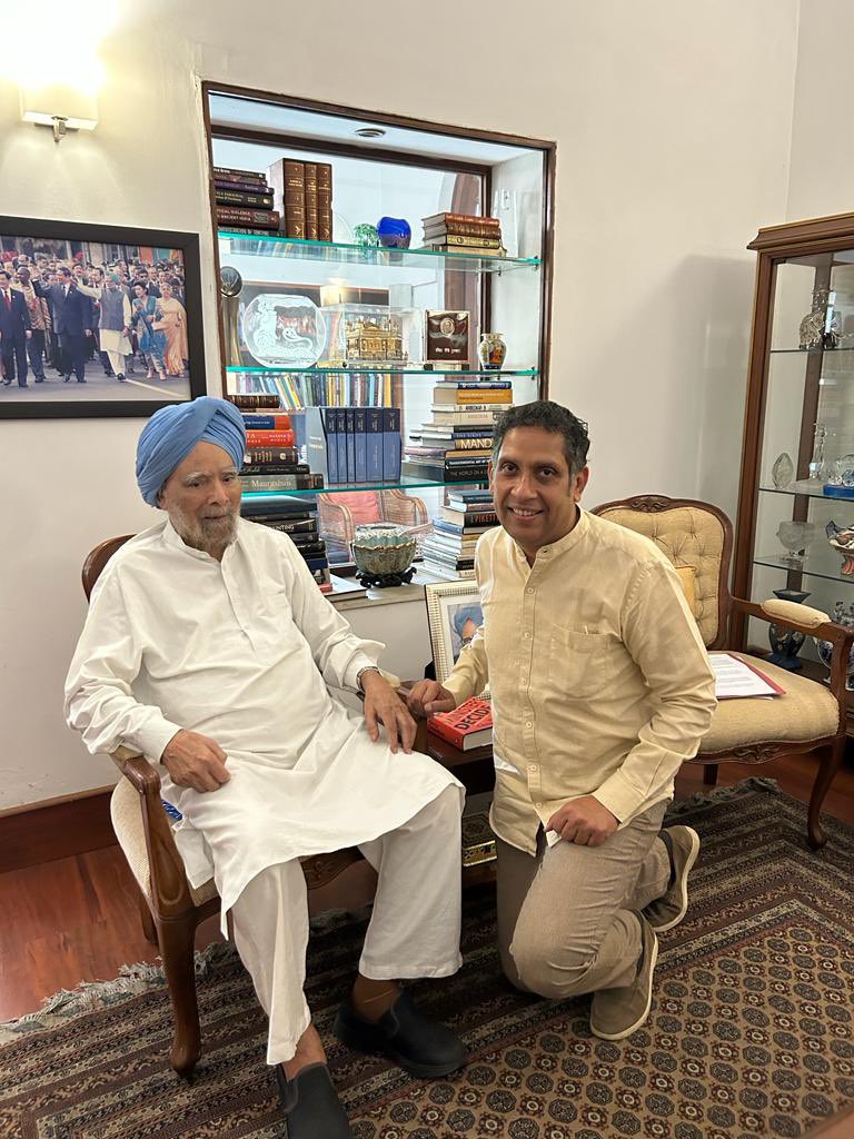 pravchak's tweet photo. Some lighter moments from my meeting today with the former Prime Minister Dr.Manmohan Singh https://t.co/3ytYgzO034