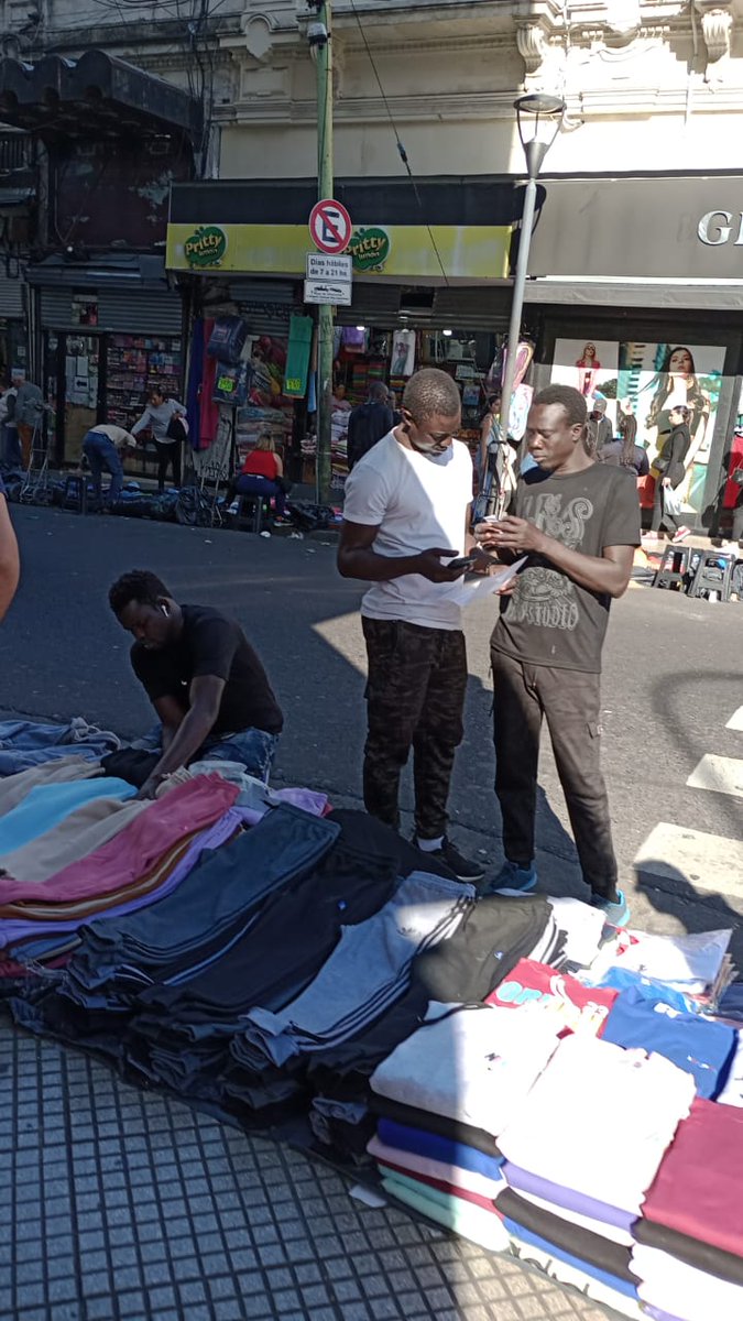 RosarioRaola_11's tweet photo. @VickyVillarruel seguís pensando igual a este post? Porque no vienen con @RAMIROMARRA a darse una vueltita por la Comuna 3, específicamente zona comercial Once, así ven la ocupación ilegal del espacio público -veredas- por senegaleses/nigerianos en gran parte. https://t.co/jAEy6TpIJ2
