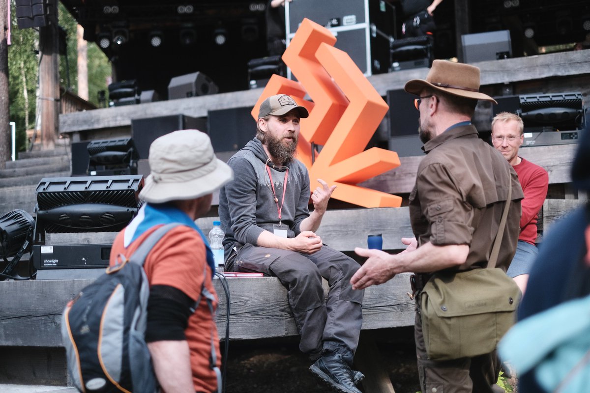 1/ Kysyin somessa ja Johtajatulien yleisöltä millainen nykysomen ilmapiiri on: myrkyllinen, jakautunut, kärjistävä. 

Asialliset äänet ovat vaimenneet.

Olen viitisen vuotta opetellut miten tilanteen voisi kääntää. 

Ketjussa kuvaus siitä mitä on radikaali asiallisuus.