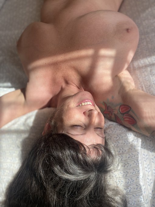 Keeping it all smiles (and artistic) on a Thursday&hellip; 😁😁😁 https://t.co/MM3ZOvO8st<a href="/tag/asswednesday"class="tags"><span>#asswednesday</span></a><a href="/tag/oneboobwednesday"class="tags"><span>#oneboobwednesday</span></a>