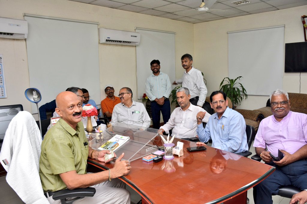 directoragbhu's tweet photo. कृषि विज्ञान संस्थान के निदेशक पद का प्रो. एस वी एस राजू ने आज पदभार ग्रहण किया। https://t.co/vbKJDrCUxu