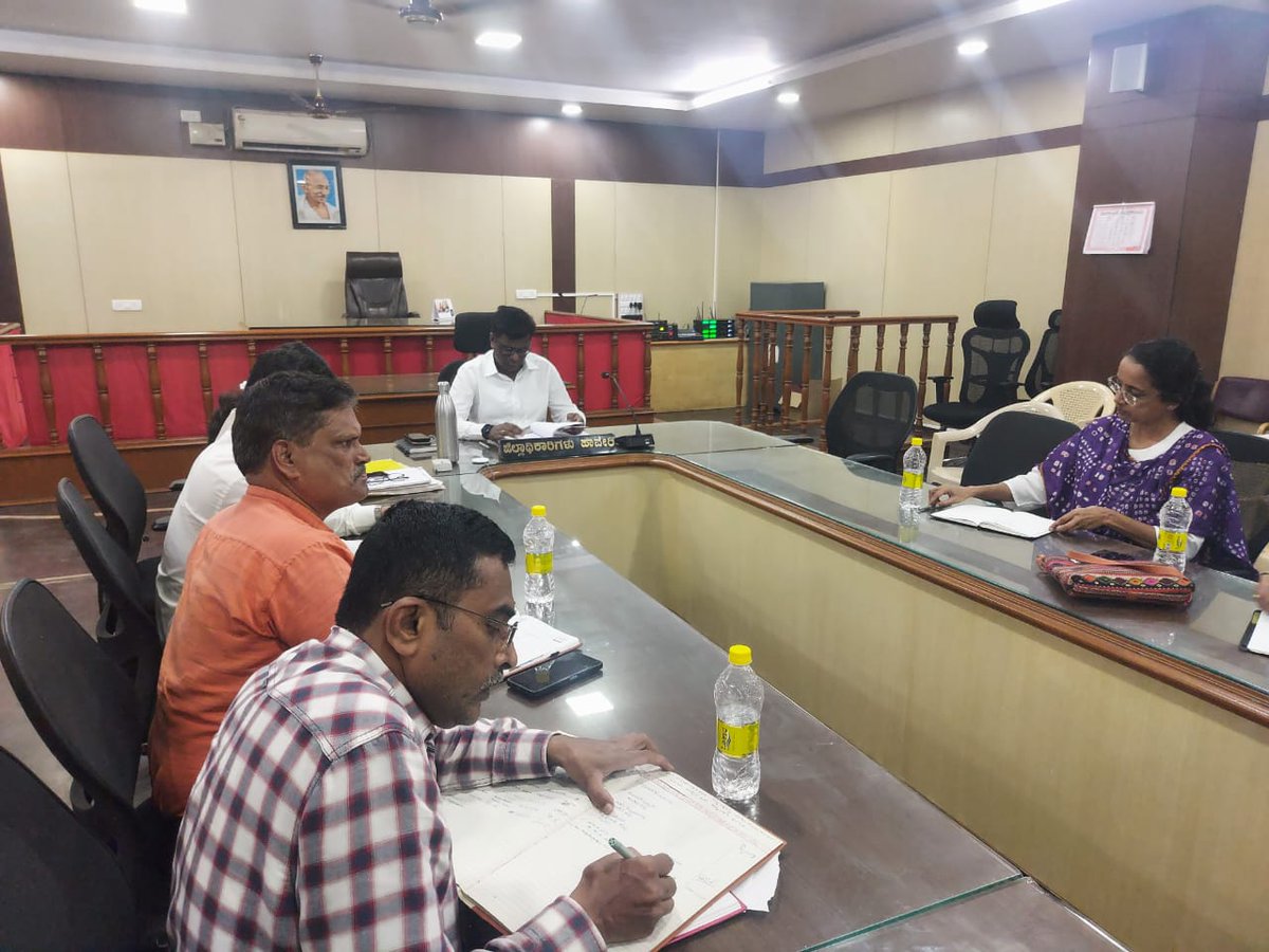 DCHaveri's tweet photo. ಜಿಲ್ಲಾ ಬಿಕ್ಕಟ್ಟು ಪರಿಹಾರ ಸಮಿತಿ ಸಭೆ ನಡೆಸಲಾಯಿತು.
@Varthabhavanha1 
@ceo_haveri https://t.co/jtaKEfUxGH