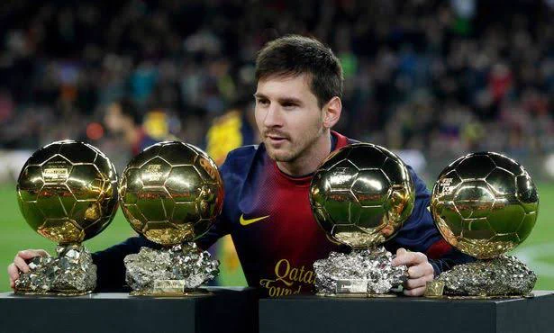 10 Messi and Ronaldo Facts that sound fake but are actually TRUE. 🤯 A THREAD 🧵 1. At 25 years old, Lionel Messi had won the Ballon d'Or four times. Today, there are zero players under the age of 25 with a Ballon d'Or. 🏆🏆🏆🏆 Number 7 will blow your mind 👇