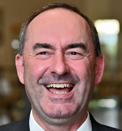 die andere                den anderen
Wange                           Aiwanger
hinhalten                     hinhalten