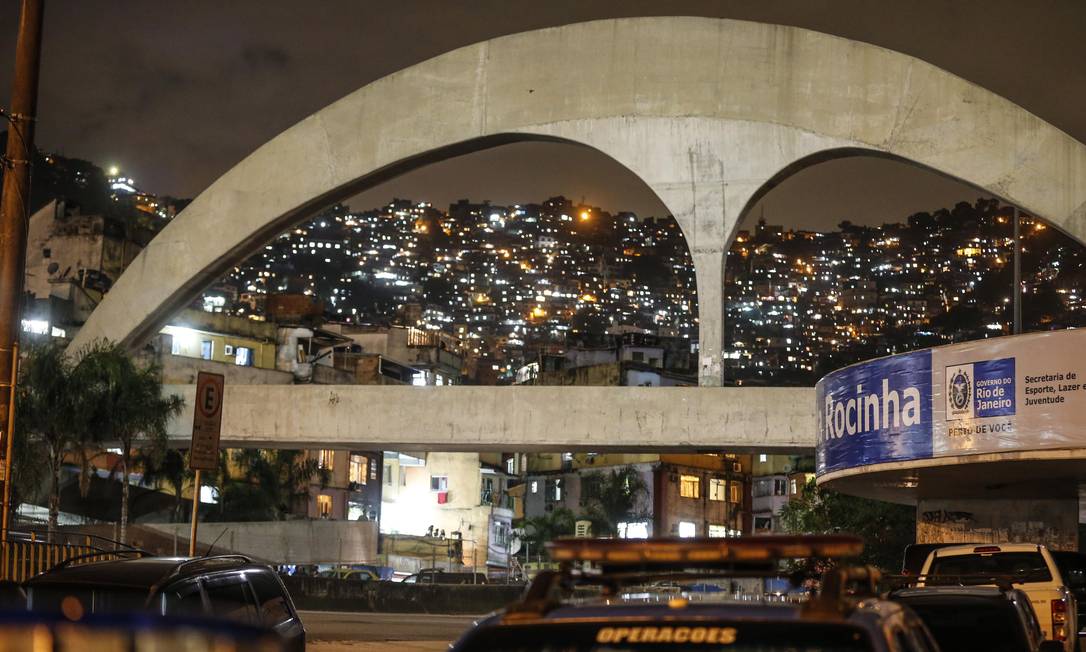 diretodomiolo's tweet image. 🚨AGORA: Gabriel disse que Jenifer estava dormindo no mesmo quarto e que ele acordou com o barulho do tiro. Eles tinham brigado horas antes.

A arma do crime e o celular do suspeito foram apreendidos. A polícia trabalha com duas hipóteses: feminicídio ou suicídio.