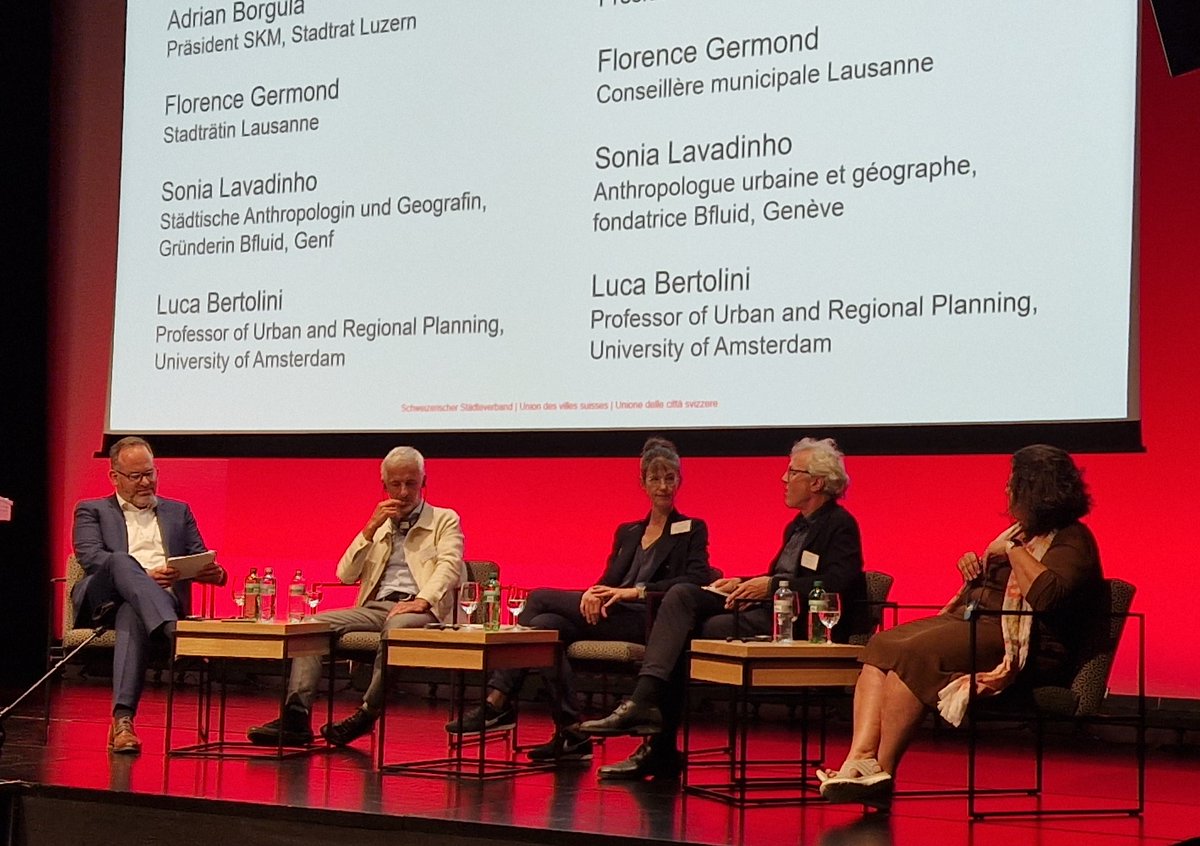 Städteverband / Union des villes suisses (@staedteverband) on Twitter photo Repenser la mobilité et l’espace public: Table ronde à la #journéedesvilles / Mobilität neu denken: Runder Tisch am #Städtetag. Mit <a href="/lbertolini63/">Luca Bertolini</a> (Uni Amsterdam), <a href="/Flo_Germond/">Florence Germond</a> (<a href="/communelausanne/">Ville de Lausanne</a>), Adrian Borgula (<a href="/stadtluzern/">Stadt Luzern</a>), & <a href="/slavadi/">Sonia Lavadinho</a>, städtische Anthropologin. Repenser la mobilité et l’espace public: Table ronde à la #journéedesvilles / Mobilität neu denken: Runder Tisch am #Städtetag. Mit <a href="/lbertolini63/">Luca Bertolini</a> (Uni Amsterdam), <a href="/Flo_Germond/">Florence Germond</a> (<a href="/communelausanne/">Ville de Lausanne</a>), Adrian Borgula (<a href="/stadtluzern/">Stadt Luzern</a>), & <a href="/slavadi/">Sonia Lavadinho</a>, städtische Anthropologin.