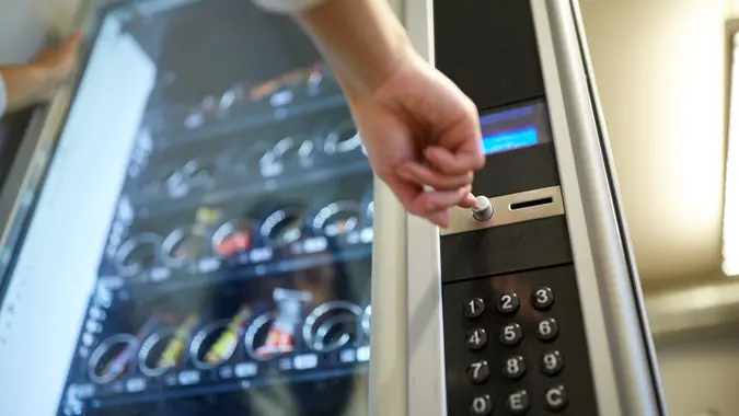 MikeHoffmann's tweet photo. I have a full course on how to make $10,000/month with vending machines.

Includes:

• How to buy your machine
• Where to place your machine
• How to make it passive income

Worth $1000+

But today, it's FREE.

• Like this
• Comment "10"  &amp; I'll DM it to you

*24 hours only* https://t.co/0ITI7cuDU2