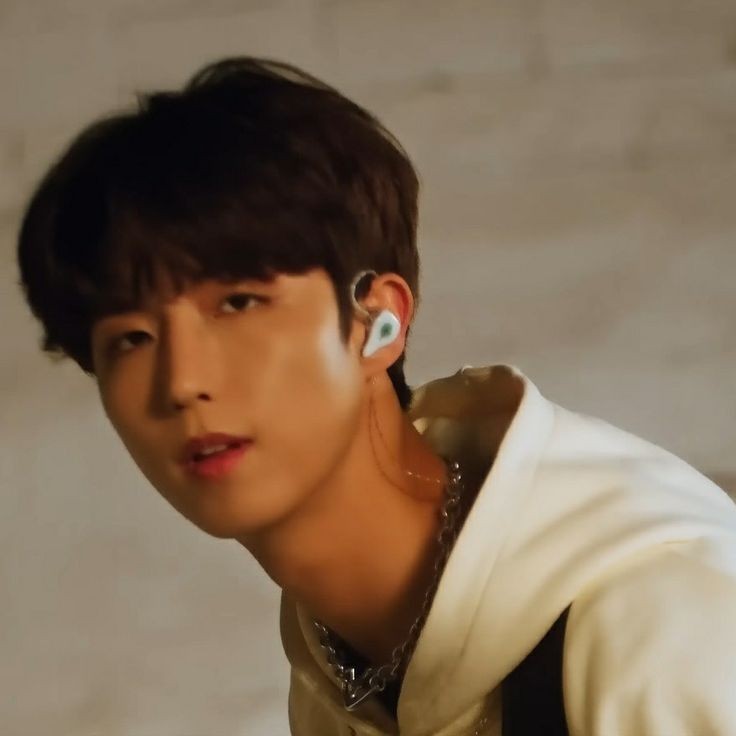 bad idea, right? — junon au 🐰🐥

kalau udah putus, ya putus aja.
jangan telpon mantan lo jam 2 pagi minta dia datang ke kosan lo.
dan jangan juga ngomong "i still love you" pas lagi ciuman.