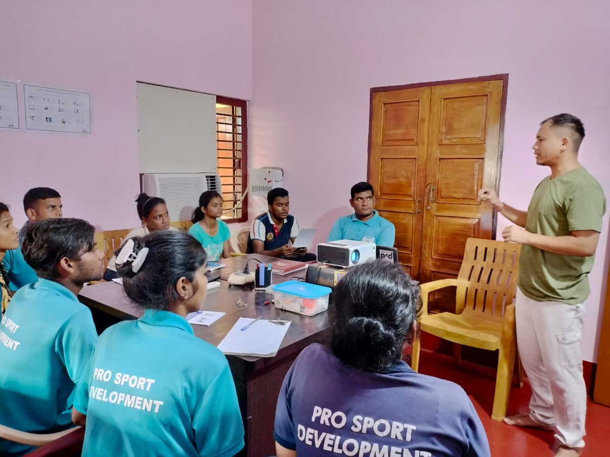 ProSportDev's tweet image. #FromBBSR - On 29th September, our coaches and peer leaders attended a capacity-build session on &apos;Basic first aid&apos; held in our office in Bhubaneshwar, Odisha. The session was facilitated by our Training and Monitoring Officer, Akash Thapa

#sportforall #sportforgood #s4d #odisha
