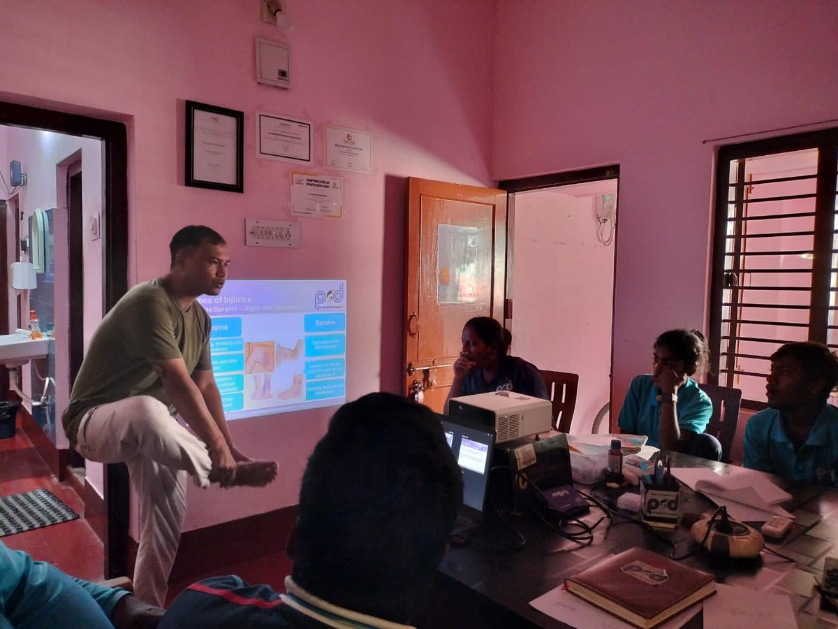 ProSportDev's tweet image. #FromBBSR - On 29th September, our coaches and peer leaders attended a capacity-build session on &apos;Basic first aid&apos; held in our office in Bhubaneshwar, Odisha. The session was facilitated by our Training and Monitoring Officer, Akash Thapa

#sportforall #sportforgood #s4d #odisha