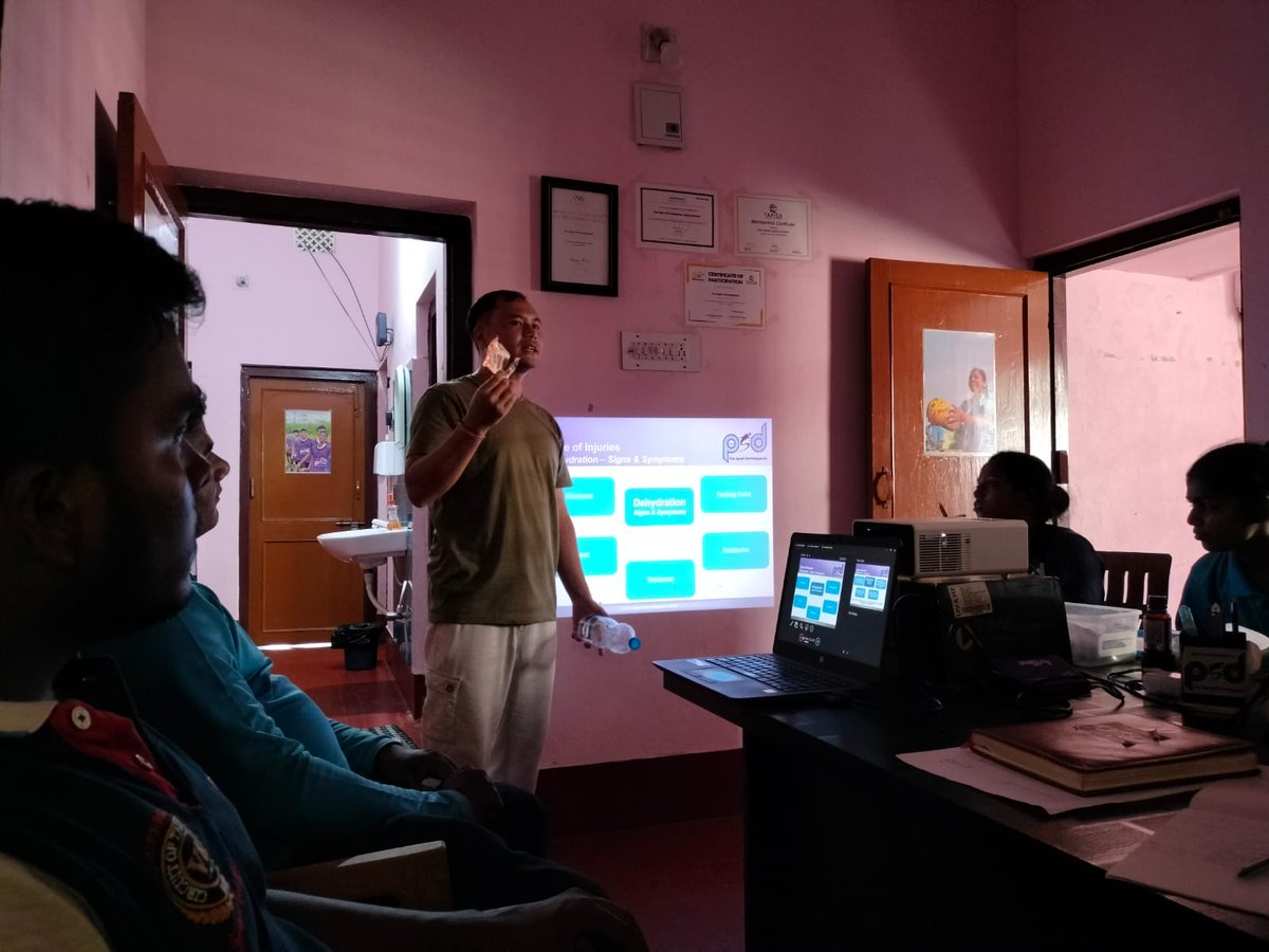 ProSportDev's tweet image. #FromBBSR - On 29th September, our coaches and peer leaders attended a capacity-build session on &apos;Basic first aid&apos; held in our office in Bhubaneshwar, Odisha. The session was facilitated by our Training and Monitoring Officer, Akash Thapa

#sportforall #sportforgood #s4d #odisha
